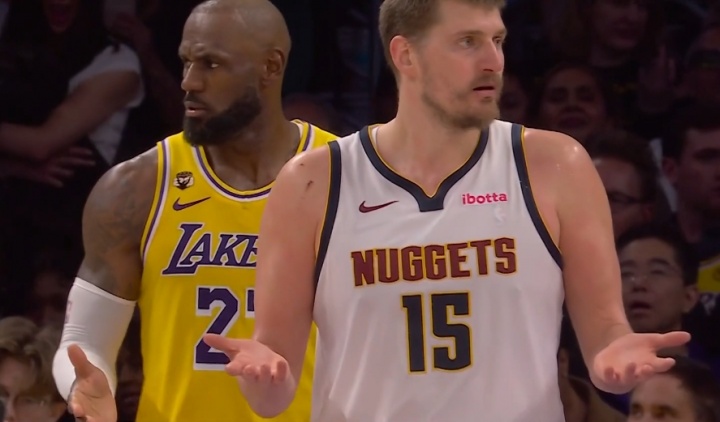 开云官方网站-一时瑜亮！约基奇与詹姆斯两人同时摊手 表达对判罚的不满！